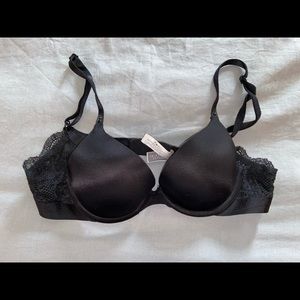 black Victoria’s secret lacy bra